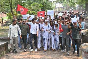 सेतो लुगामा कागजको हतकडीसहित नेविसंघ सडकमा (तस्वीरहरू)